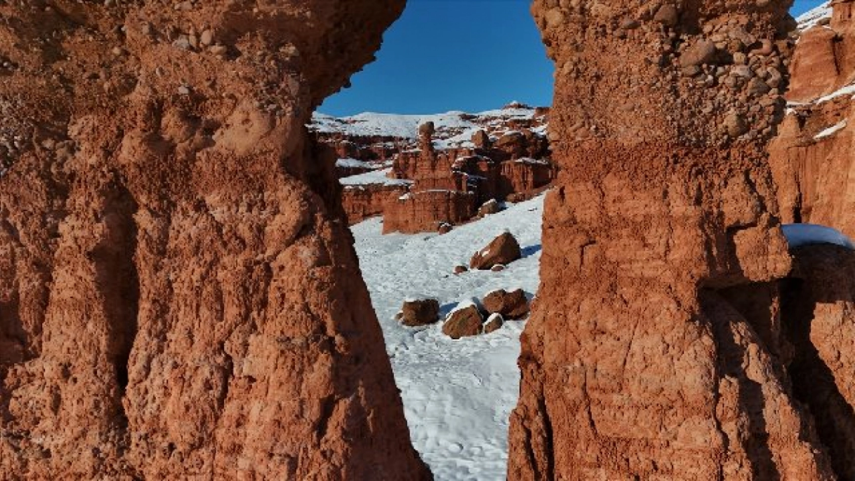 Narman Peribacaları karla kaplandı