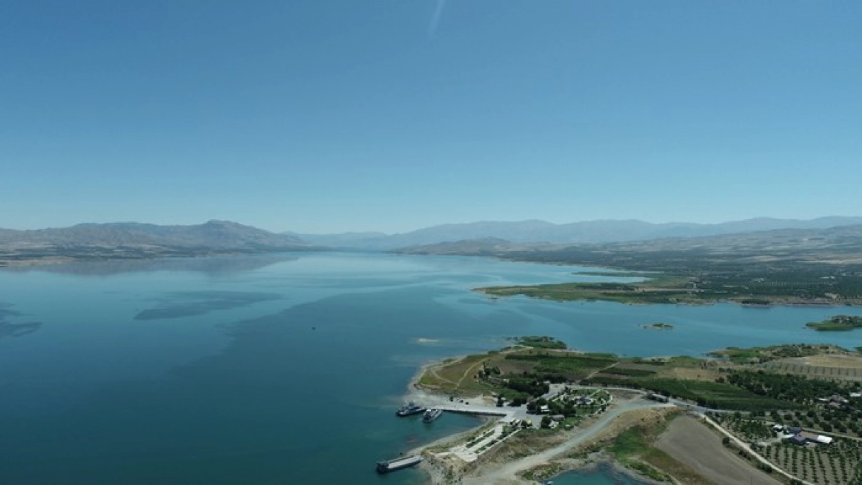 Karakaya Barajı'nda Su Seviyesi Alarm Veriyor: Eski Yerleşimler Ortaya Çıktı