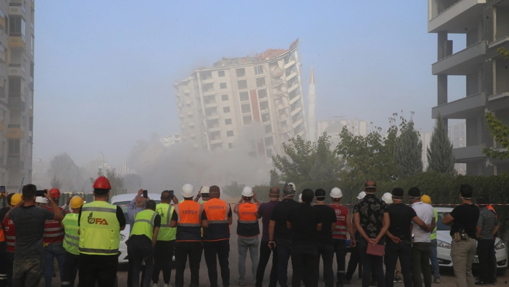 Ağır hasarlı 3 bina patlayıcı kullanılarak yıkıldı