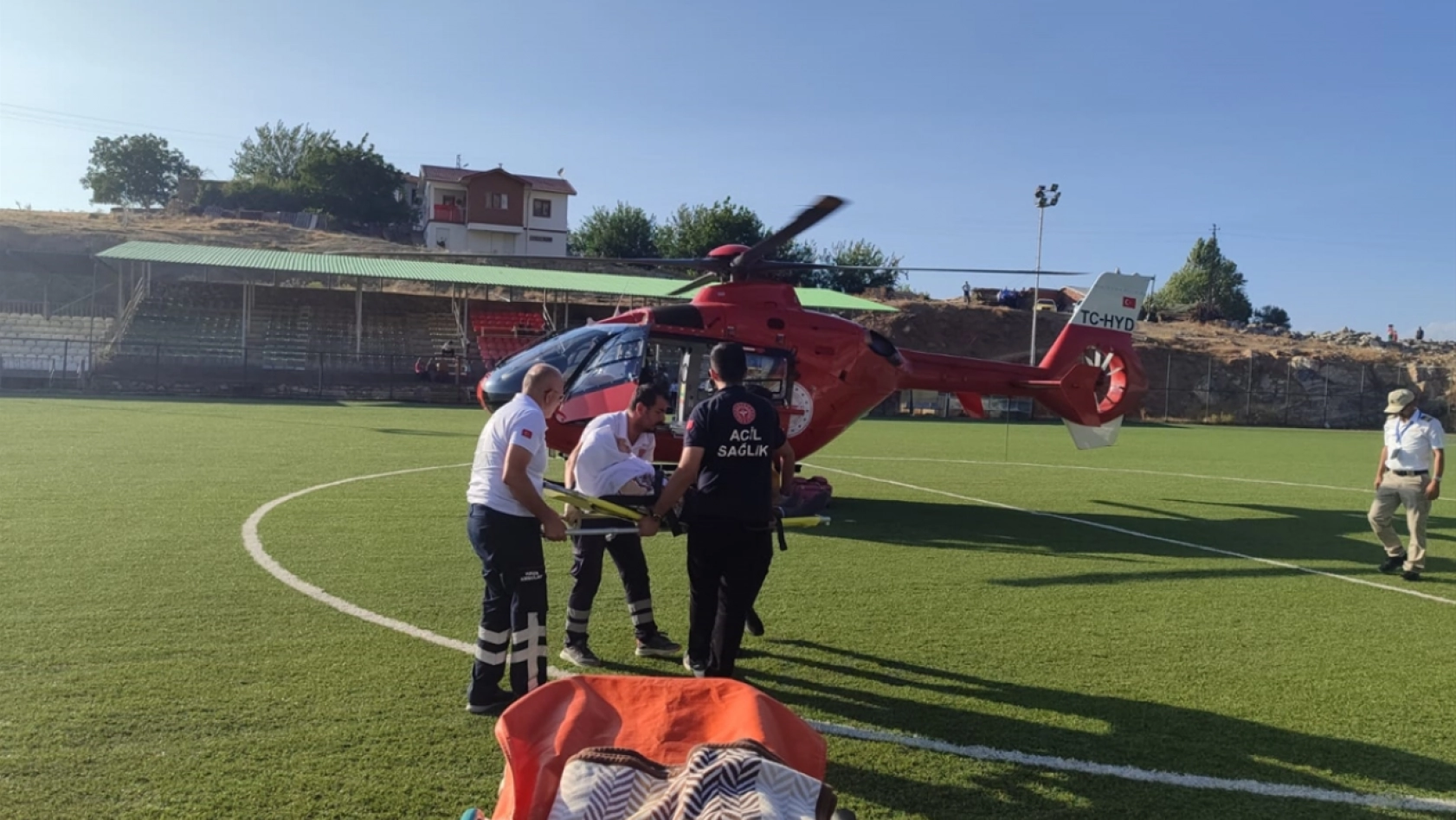 Ambulans helikopter durumu acil hasta için havalandı