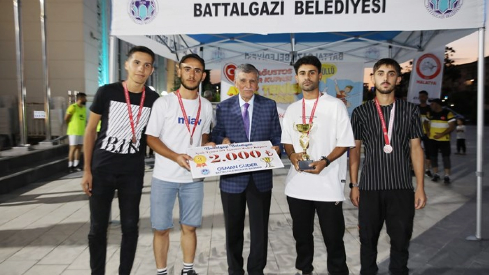 Battalgazi Belediyesi'nce Düzenlenen Ayak Tenisi Turnuvası'nın Finali Yapıldı