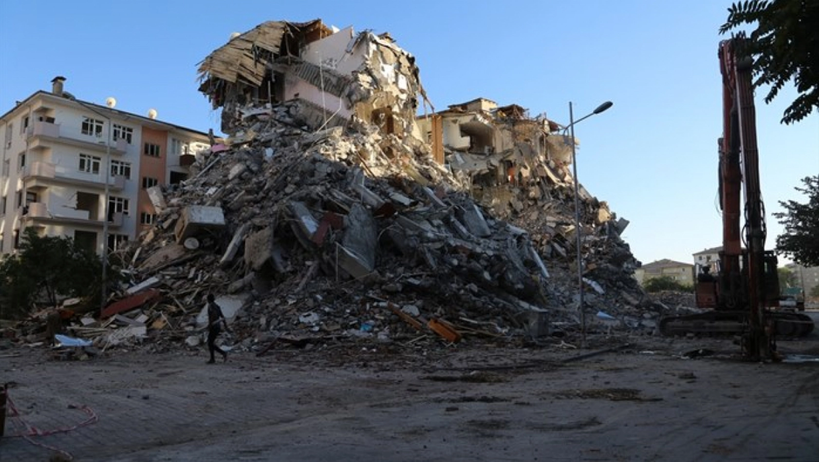 Depremde ağır hasar alan binaların yıkımına devam ediliyor