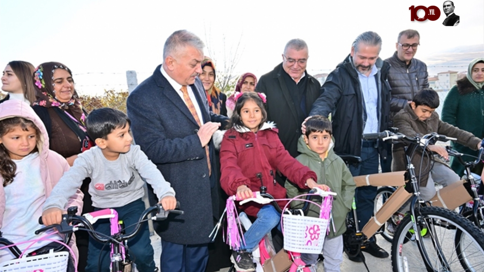 Depremzede çocuklara bisiklet dağıtıldı