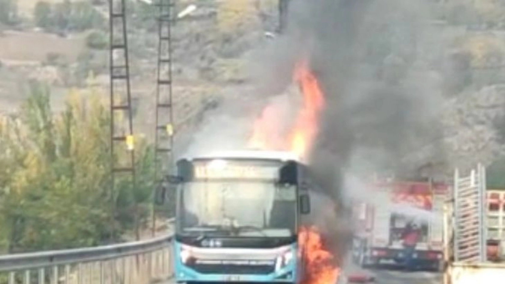 Diyarbakır'da belediye otobüsü seyir halinde cayır cayır yandı