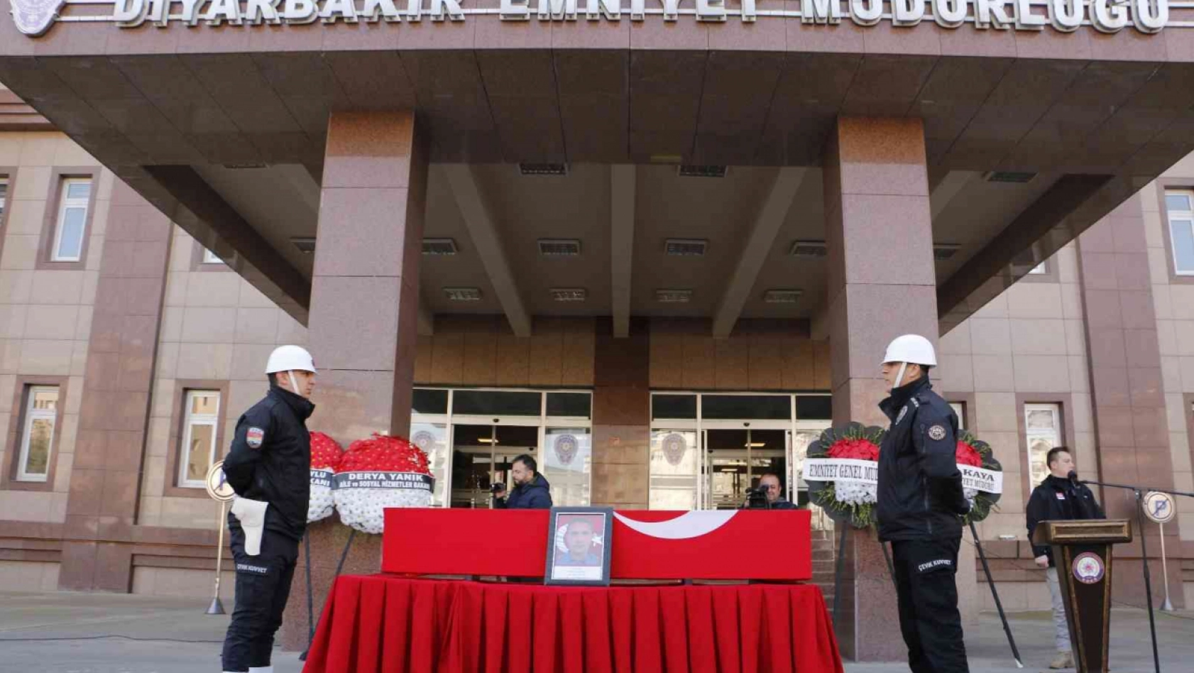 Diyarbakır'da trafik kazasında şehit olan polis memuru için tören düzenlendi