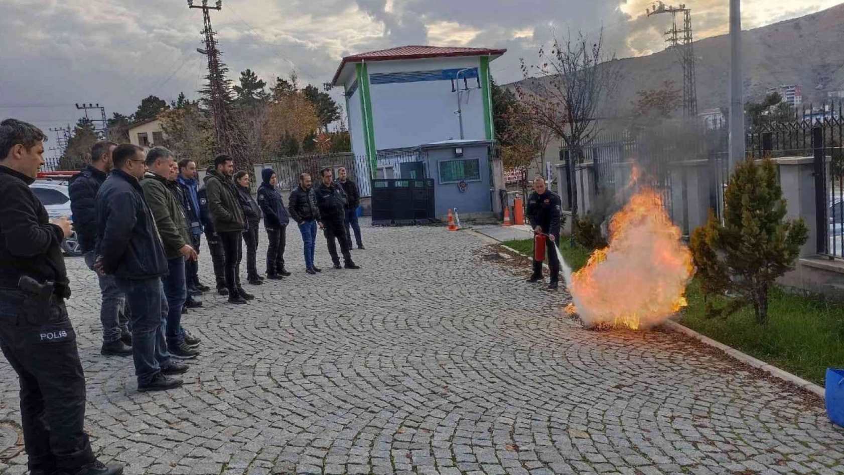Emniyet görevlilerine yangın ve deprem tatbikatı