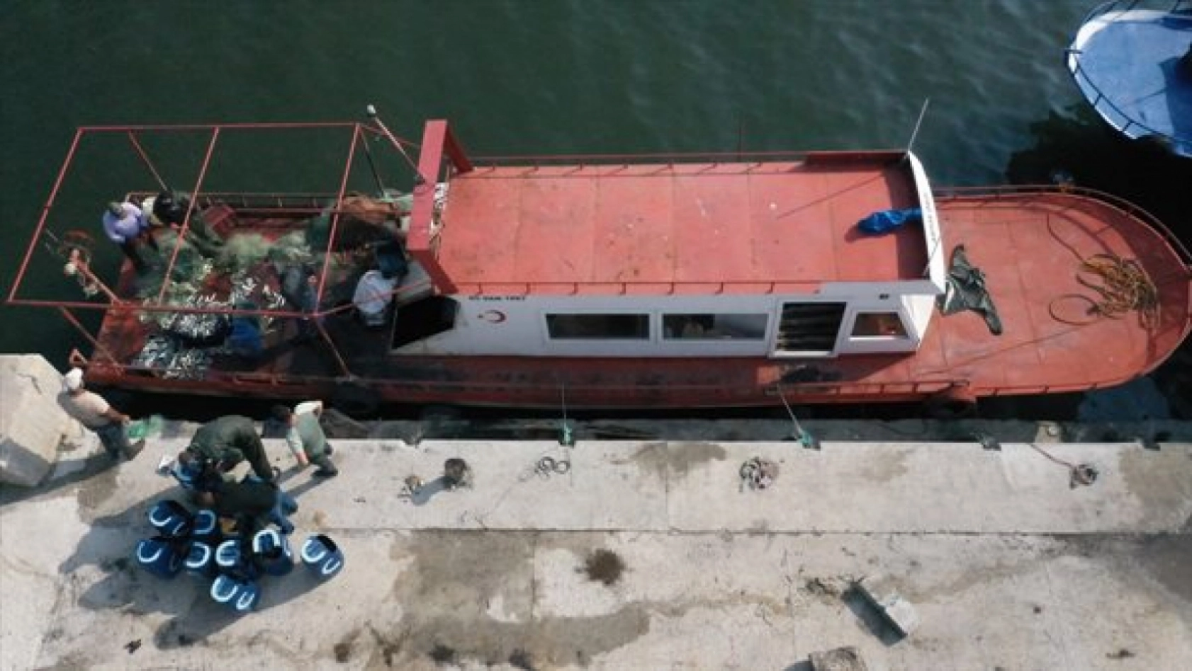 Balıkçılar 'vira bismillah' diyerek Van Gölü'ne ağlarını bıraktı