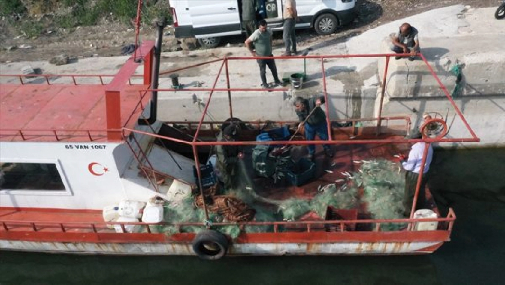 Balıkçılar 'vira bismillah' diyerek Van Gölü'ne ağlarını bıraktı