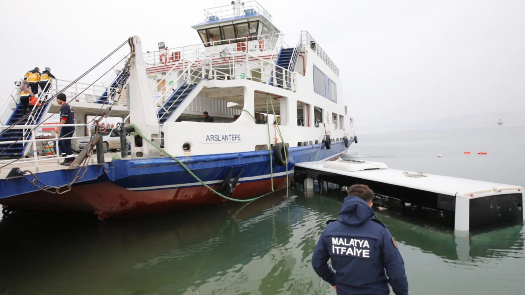 Malatya'da Özel Halk otobüsü baraj gölüne uçtu: 3 yaralı