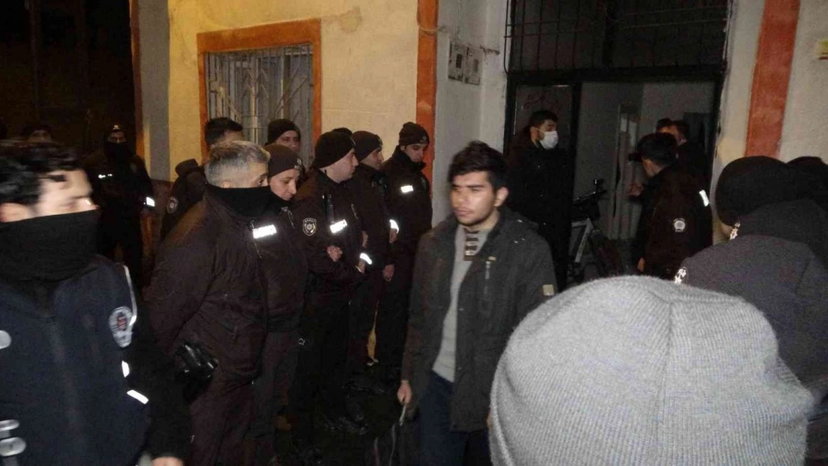 Bir evde 35 düzensiz göçmen yakalandı