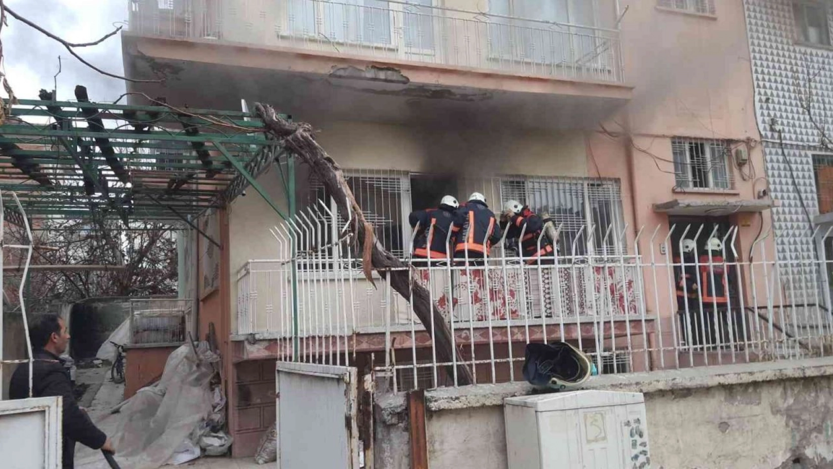 Bir Apartmanda Çıkan Yangın Paniğe Neden Oldu