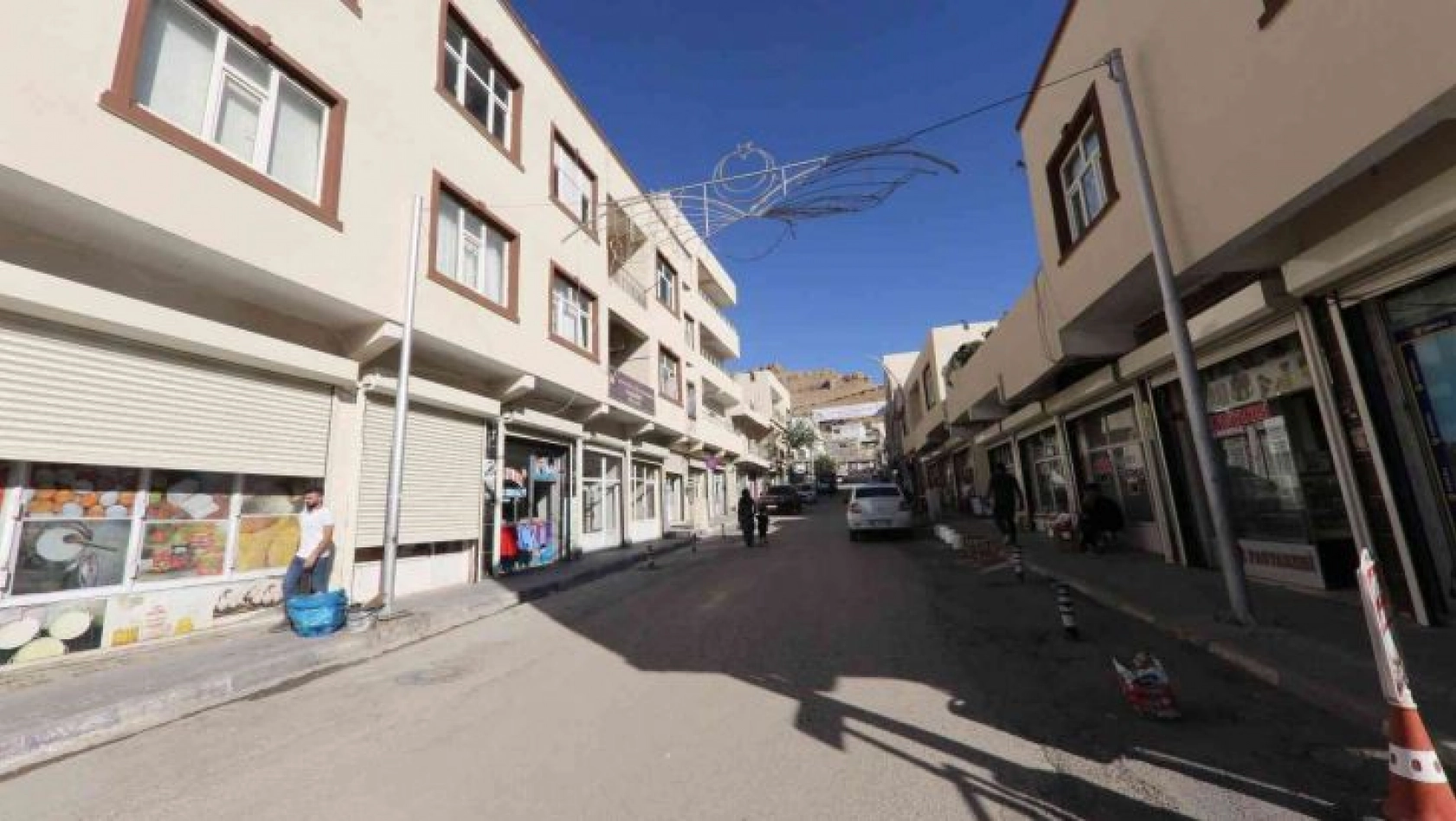 Mardin Büyükşehir Belediyesinin Derik'te çevre düzenleme çalışmaları devam ediyor