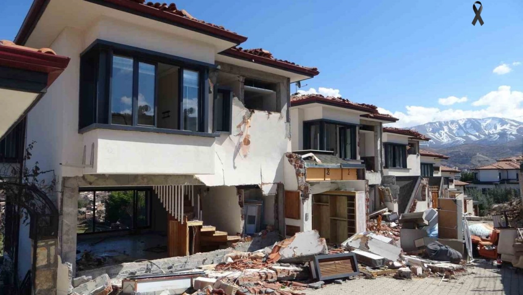 Milyonluk villalar depremde kağıt gibi dağıldı