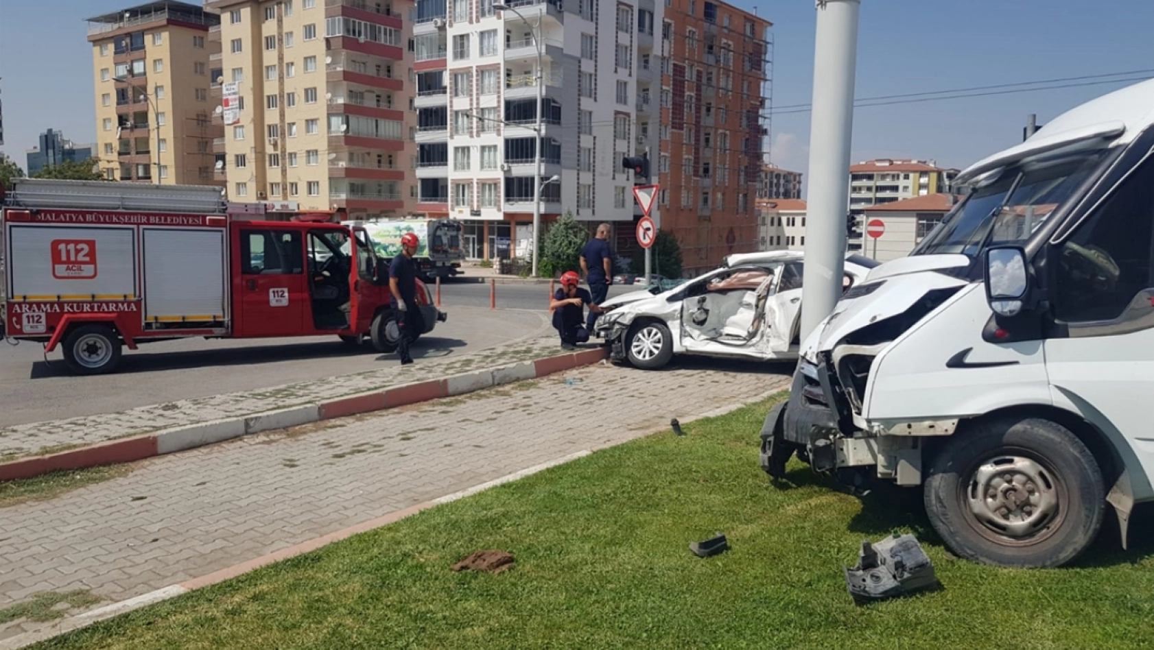 Minibüs ile otomobilin çarpıştığı kazada 2 kişi yaralandı
