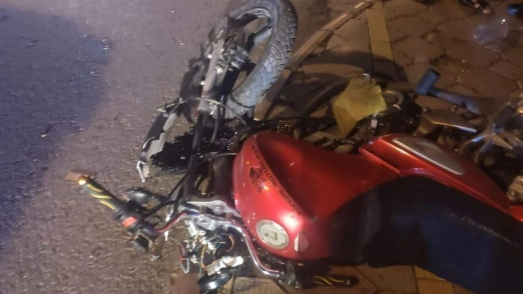 Motosiklet aydınlatma direğine çarptı: 1 yaralı