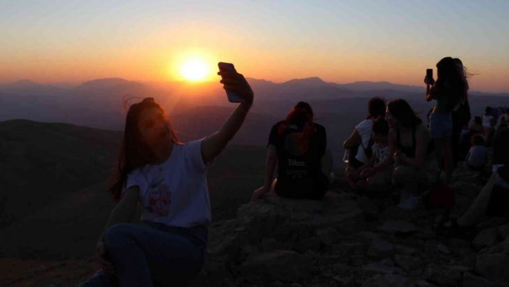 Nemrut Dağı'nda hafta sonu turist yoğunluğu yaşandı