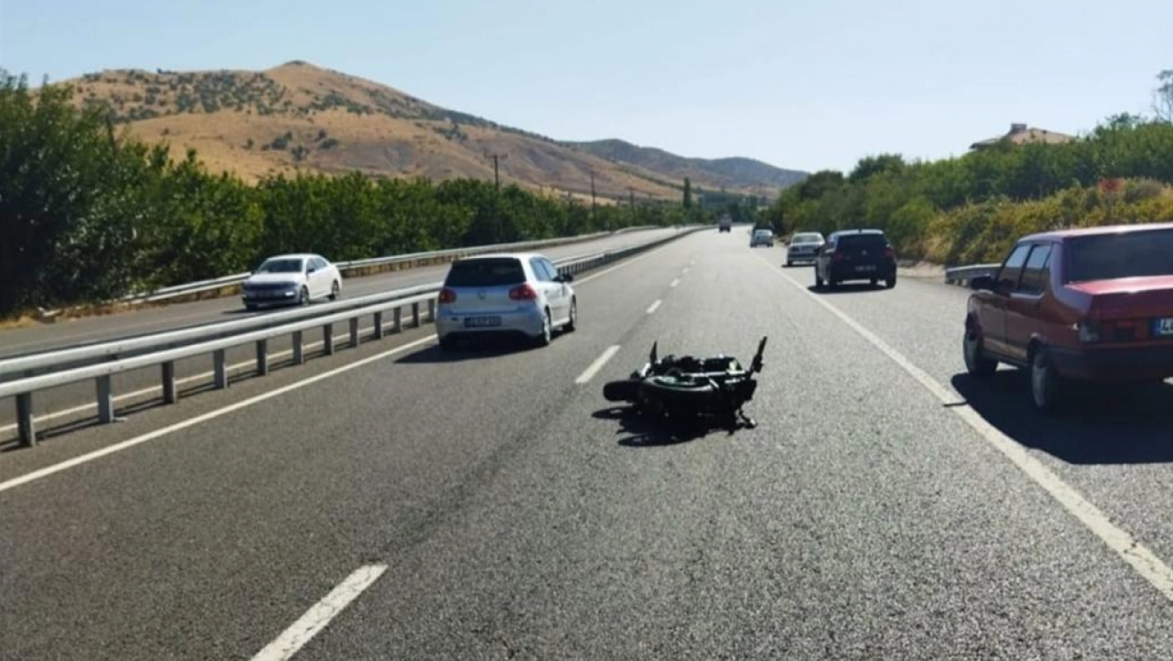 Otomobile çarpan motosikletin sürücüsü öldü