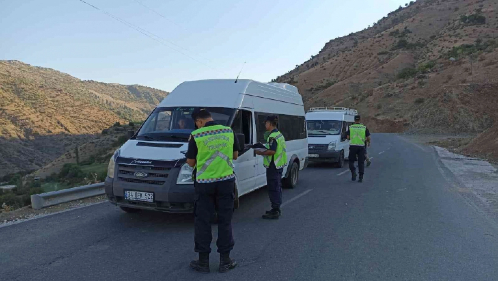 Sason'da jandarma, öğrenci servislerini denetledi