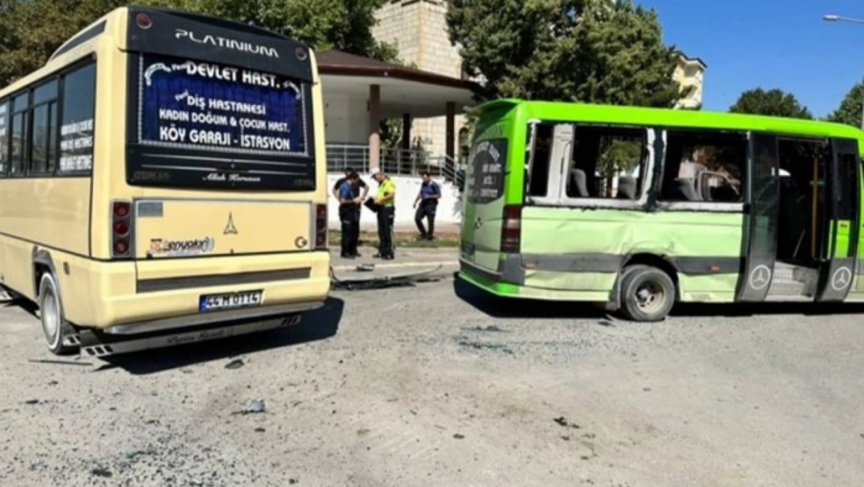 Şehir içi yolcu minibüslerinin çarpışması sonucu 8 kişi yaralandı