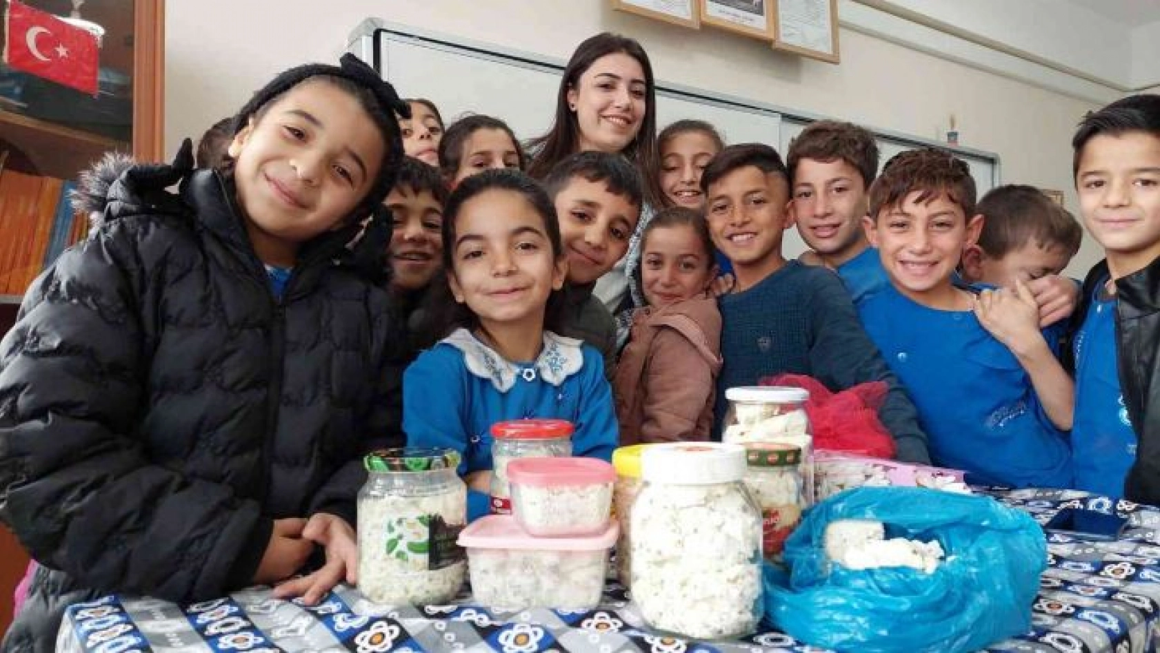 Siirtli çocuklardan öğretmenlerine yöresel peynirle kutlama: Hem gülümsetti, hem duygulandırdı