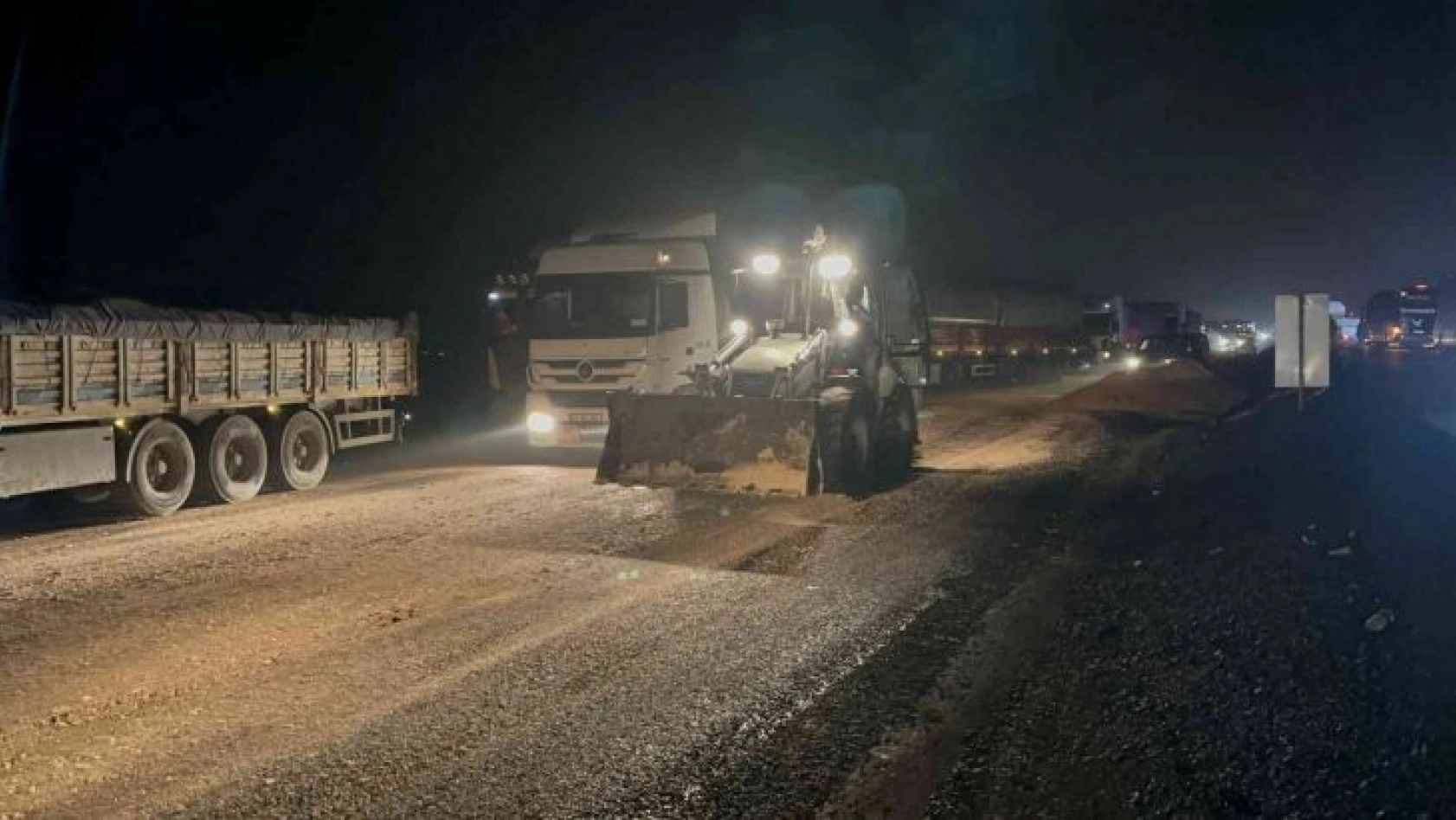 Siverek-Diyarbakır karayolunda tır devrildi: Yol 3 saat ulaşıma kapandı
