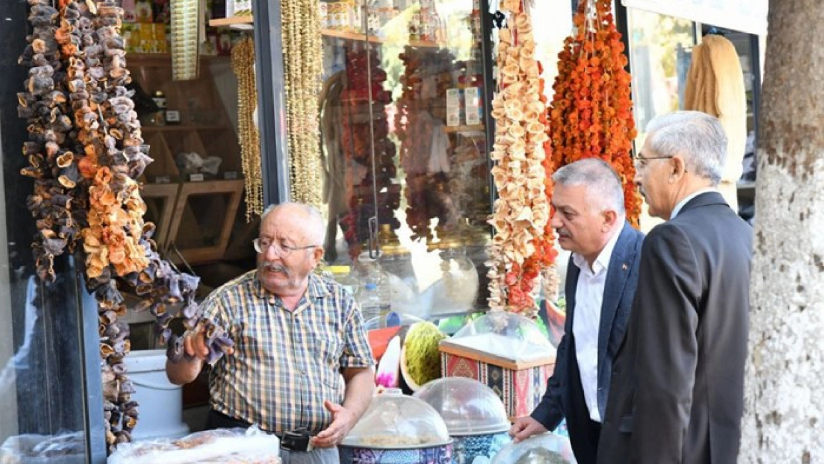 Vali Ersin Yazıcı, Şehit Hamit Fendoğlu Cadde Esnafını ziyaret etti.