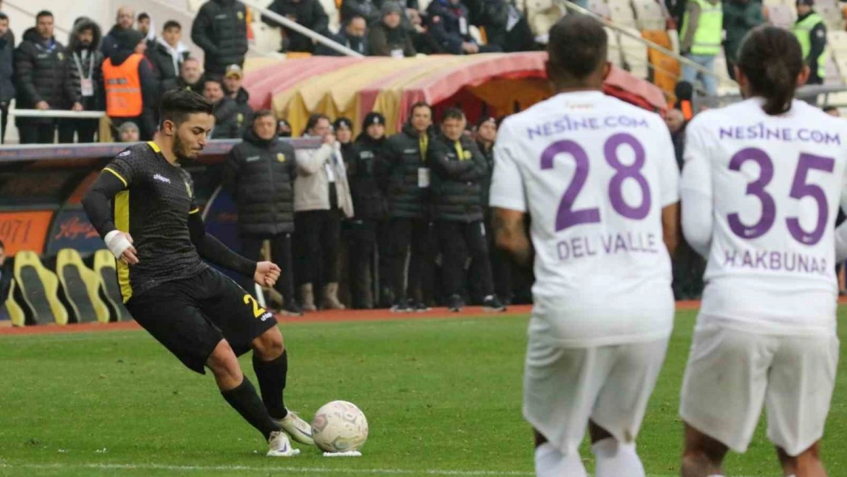 Yeni Malatyaspor, galibiyet hasretine lider karşısında son verdi