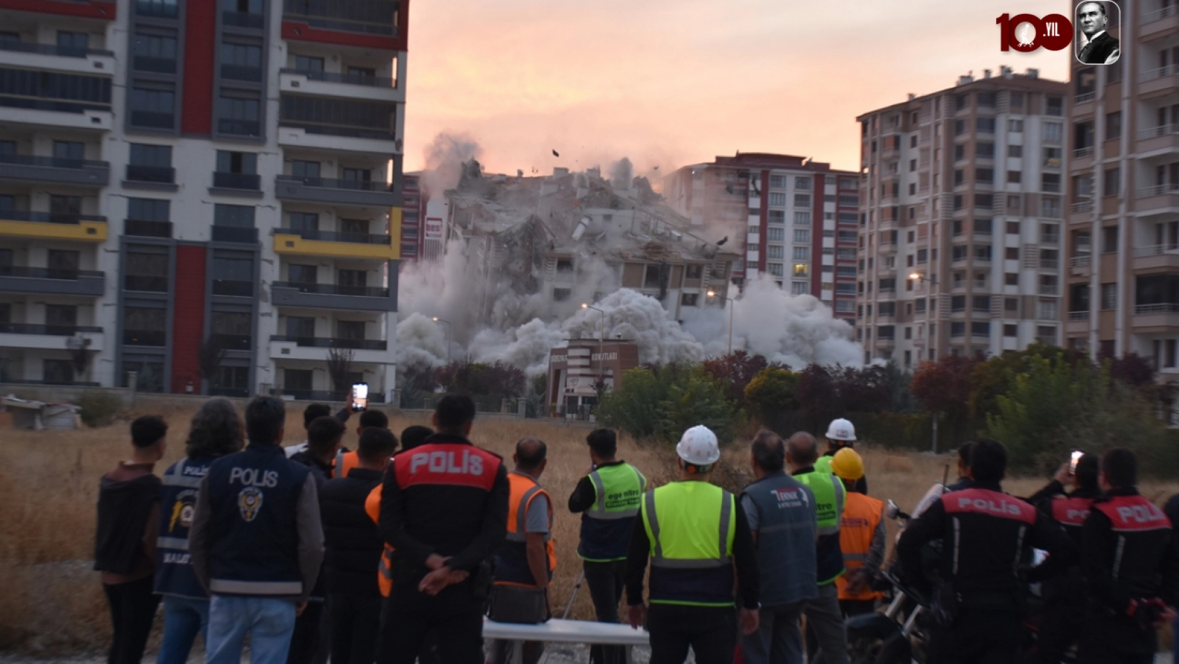 13 katlı bina patlayıcı kullanılarak yıkıldı