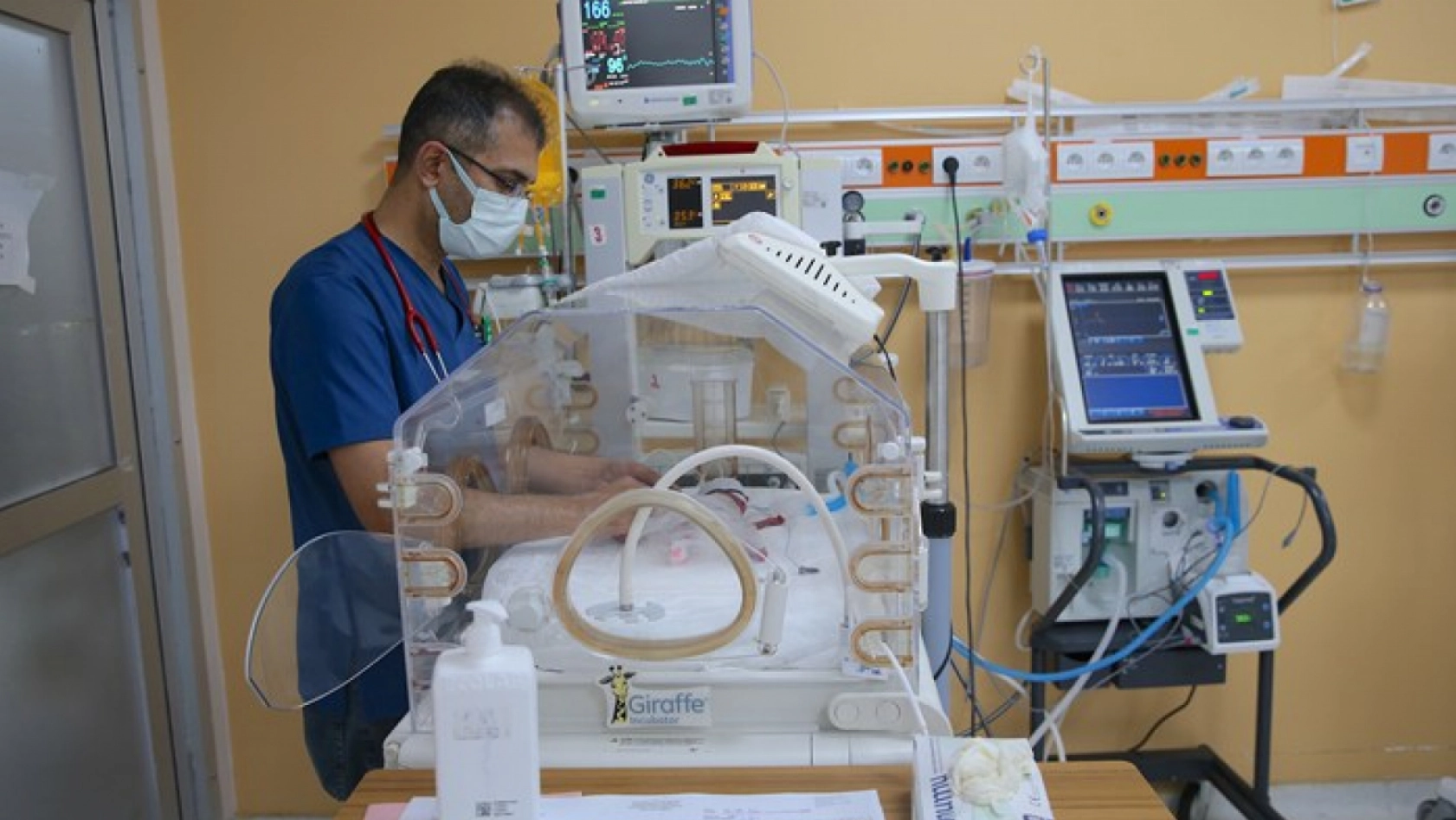 490 Gramlık Bebek 1,5 Kiloya Ulaştı