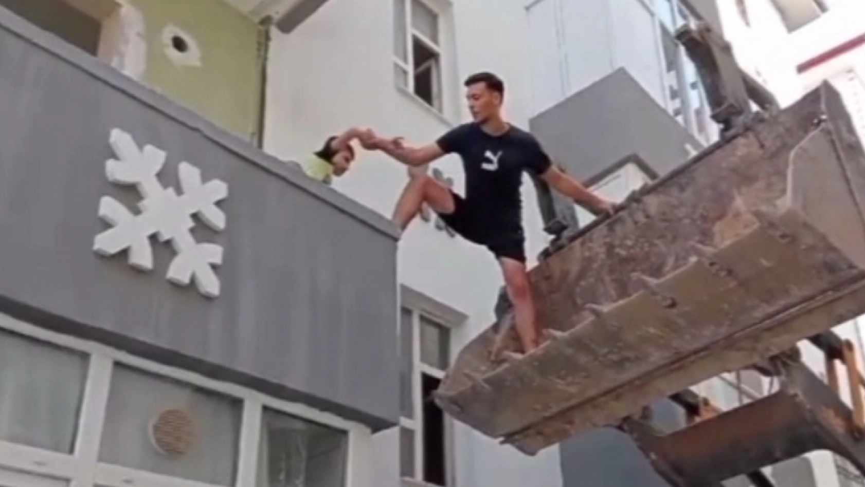 Ağır hasarlı binada mahsur kalan çocuk iş makinesiyle kurtarıldı