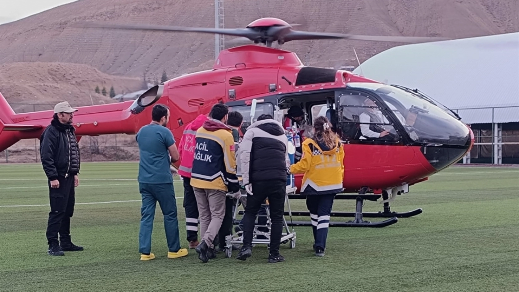 Ambulans helikopter erken doğan bebek için havalandı