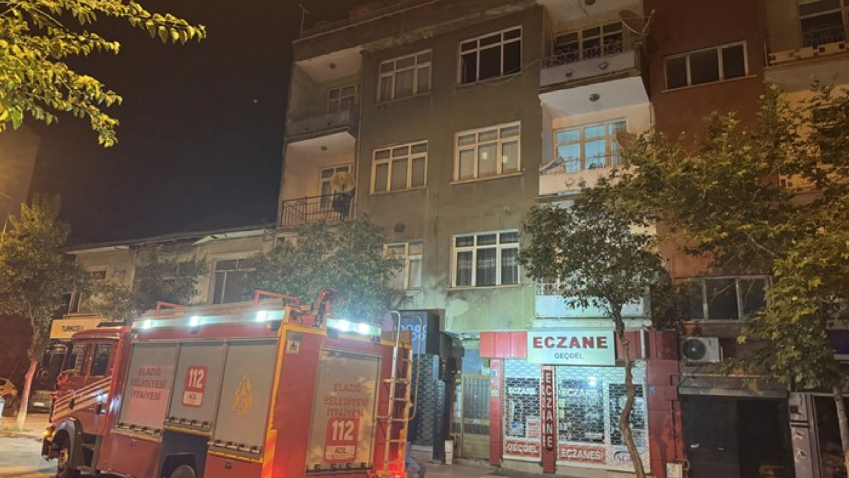 Apartmanda çıkan yangında 2 kişi dumandan etkilendi