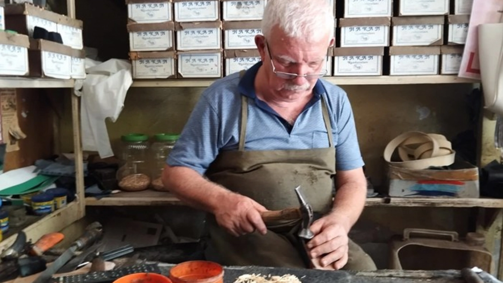 Arapgir'den Türkiye'ye ve dünyaya tahta çivili ayakkabı