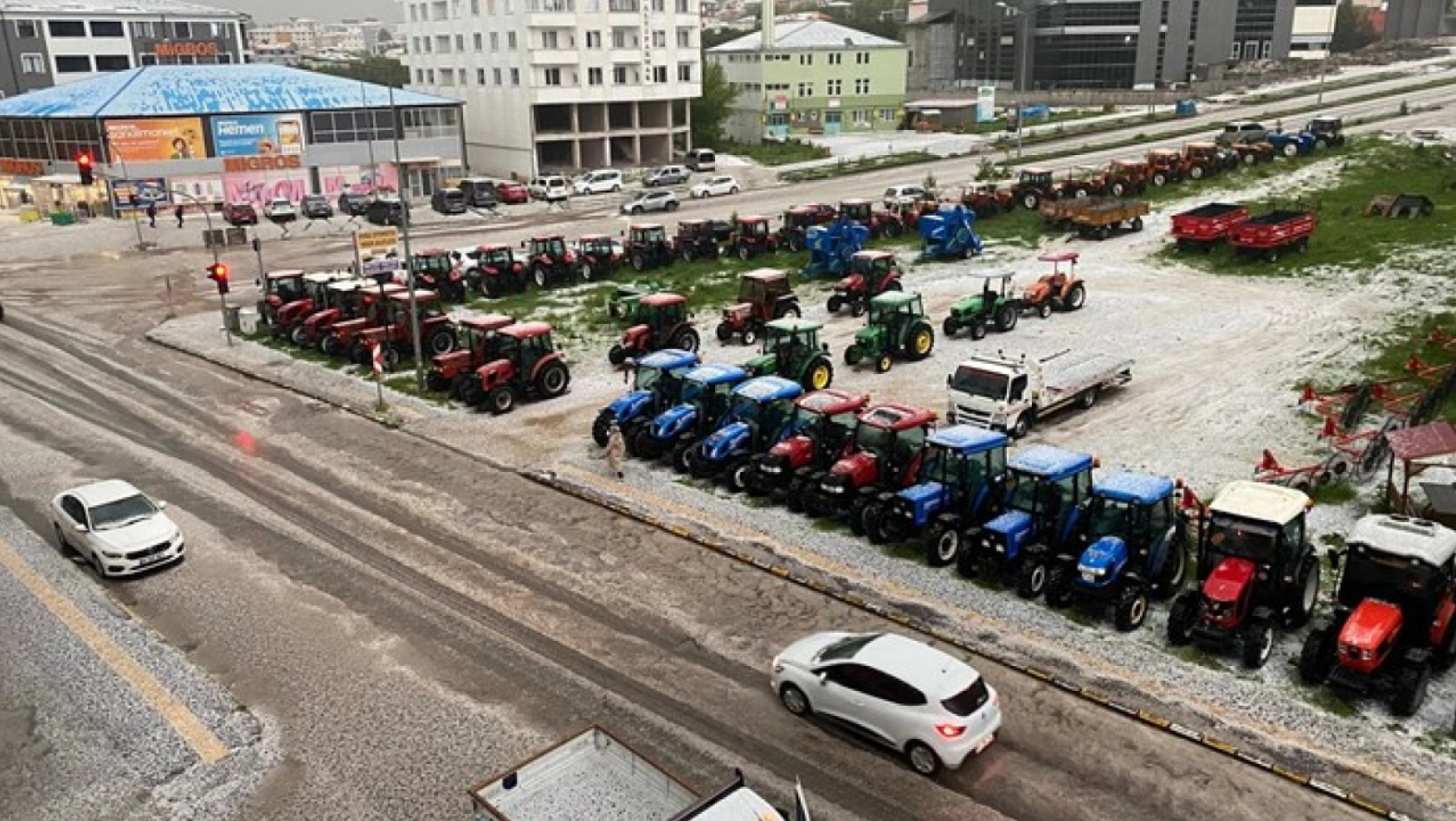 Ardahan'da şiddetli sağanak ve dolu etkili oldu