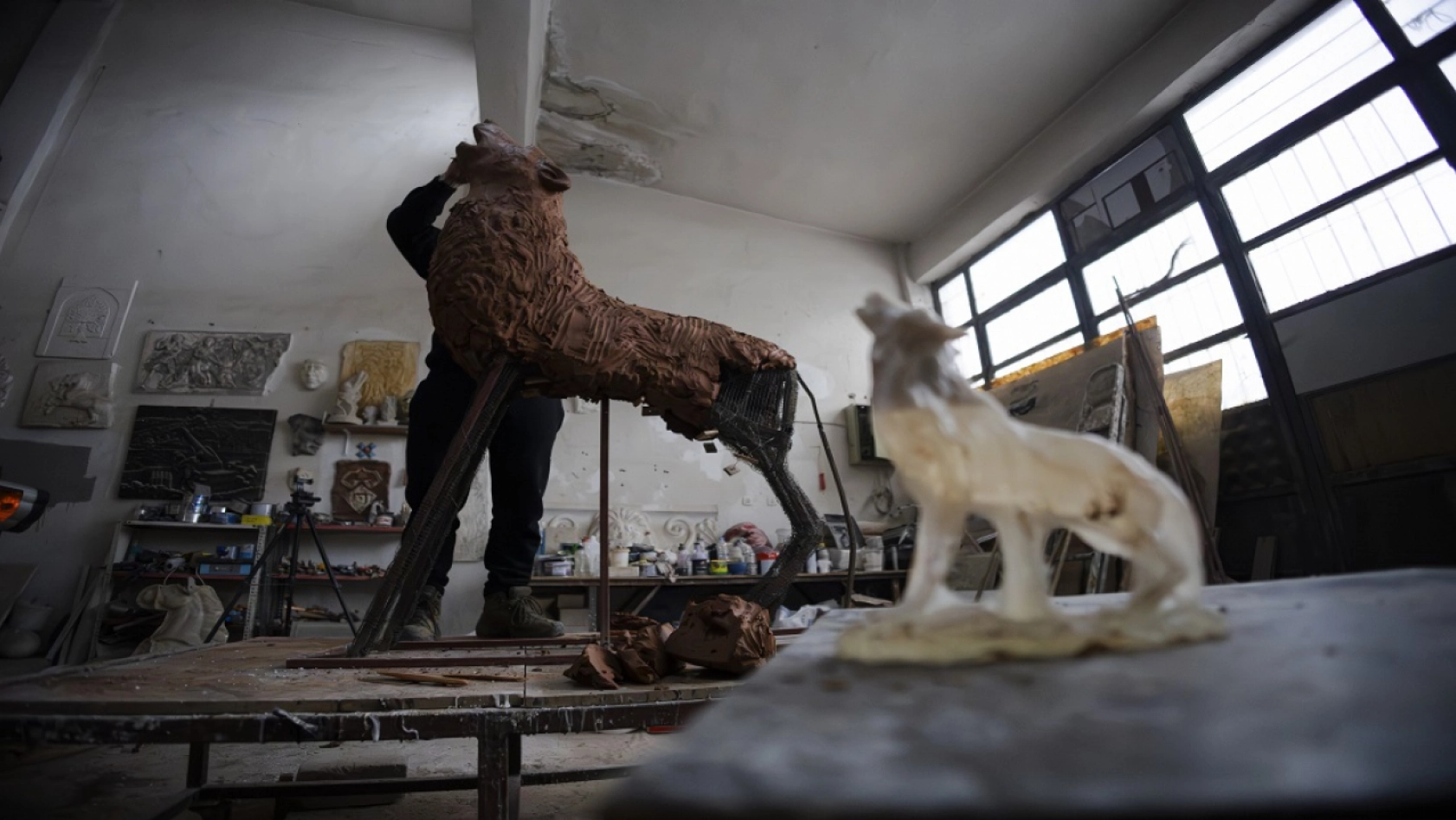 Babasından esinlenerek başladığı mesleğinde yüzlerce esere imza attı