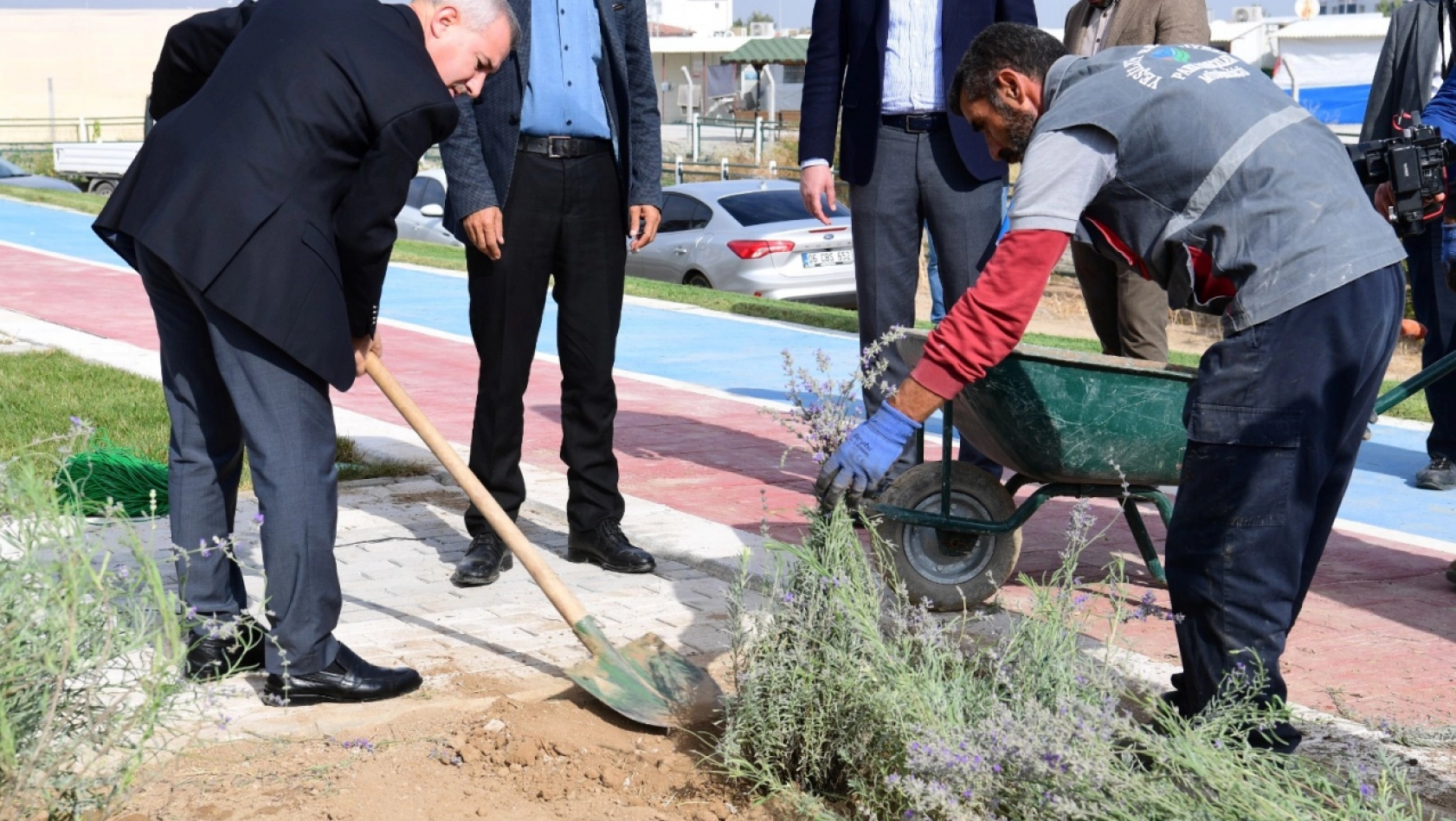 Başkan Çınar, Bostanbaşı Mahallesindeki Lavanta Parkı İnceledi