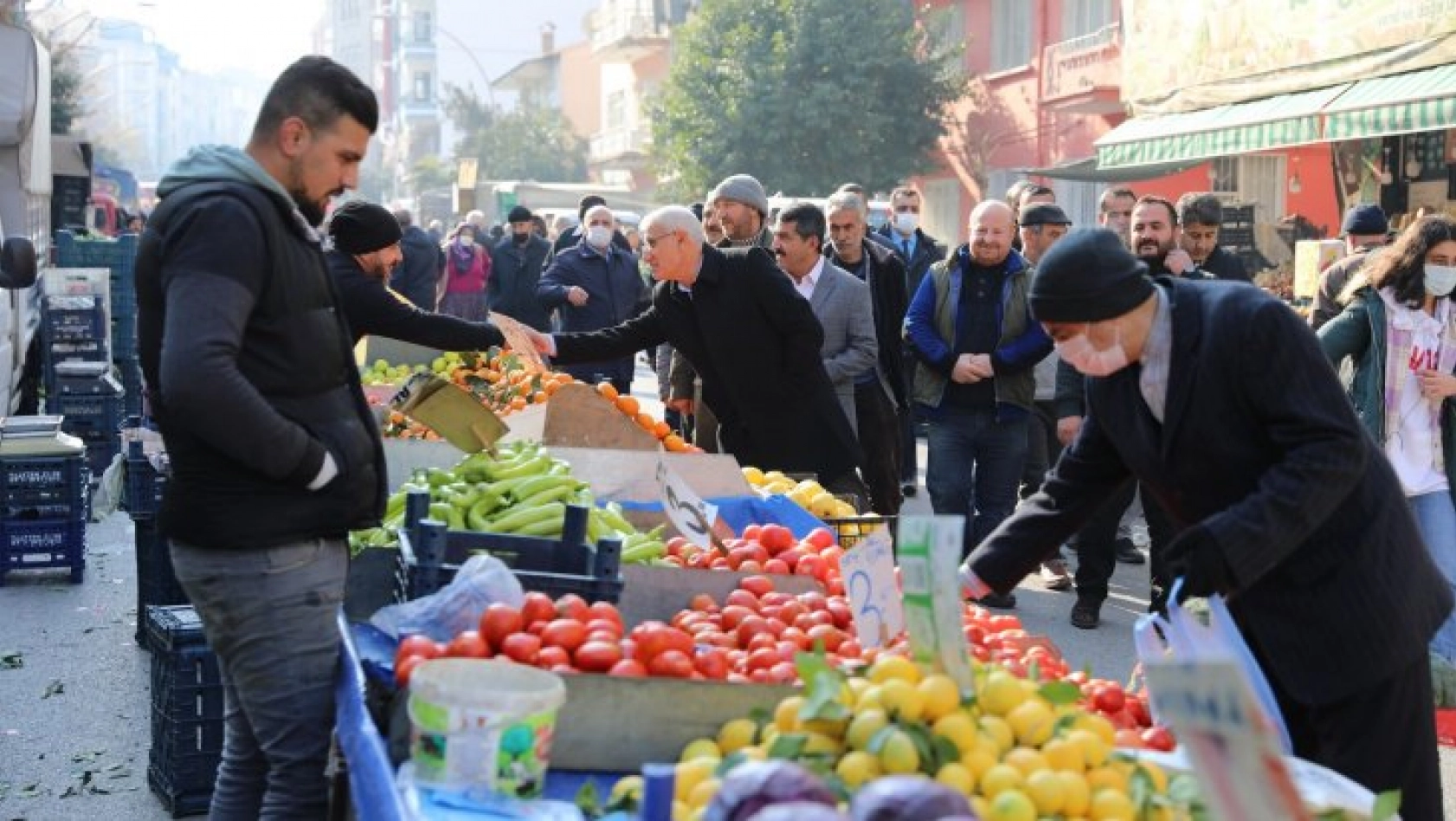 Başkan Güder Pazar Esnafını Ziyaret Etti