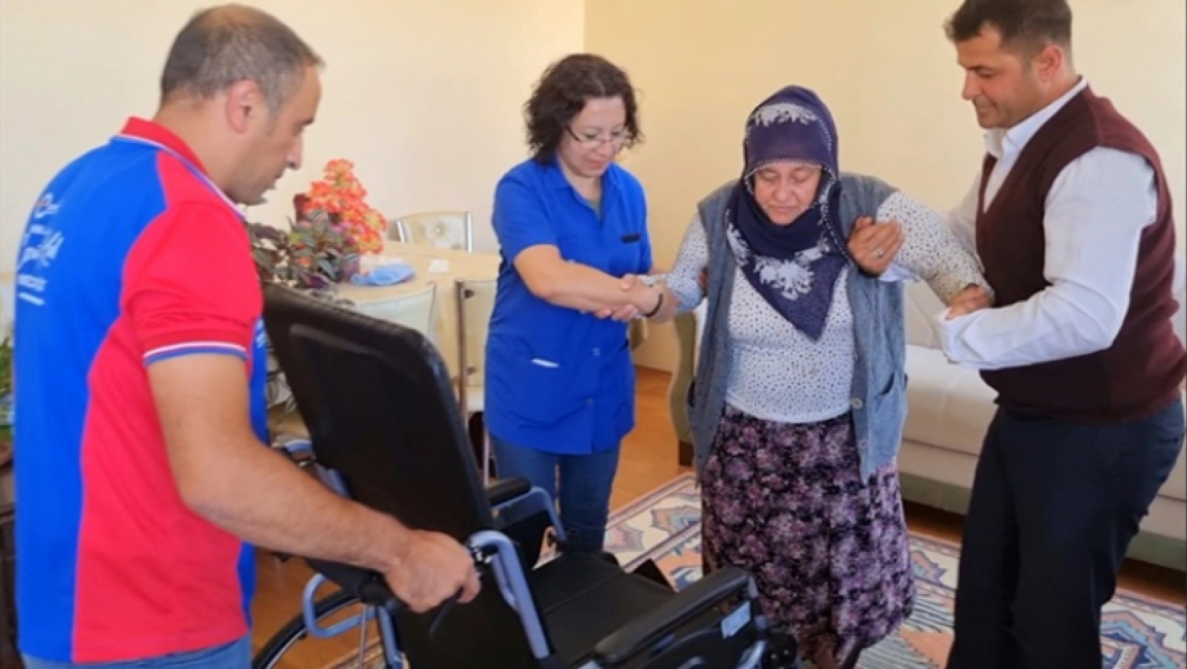 Başkan Gürkan, Engelli vatandaşın tekerlekli sandalye talebini geri çevirmedi.