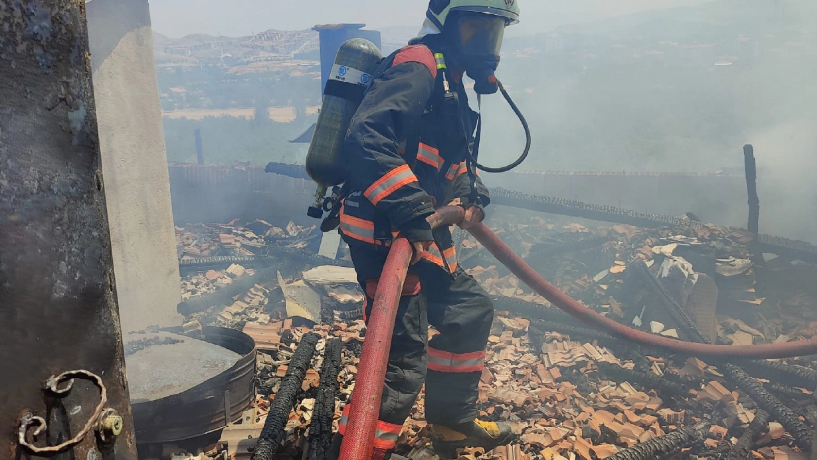 Binanın çatısında çıkan yangın söndürüldü