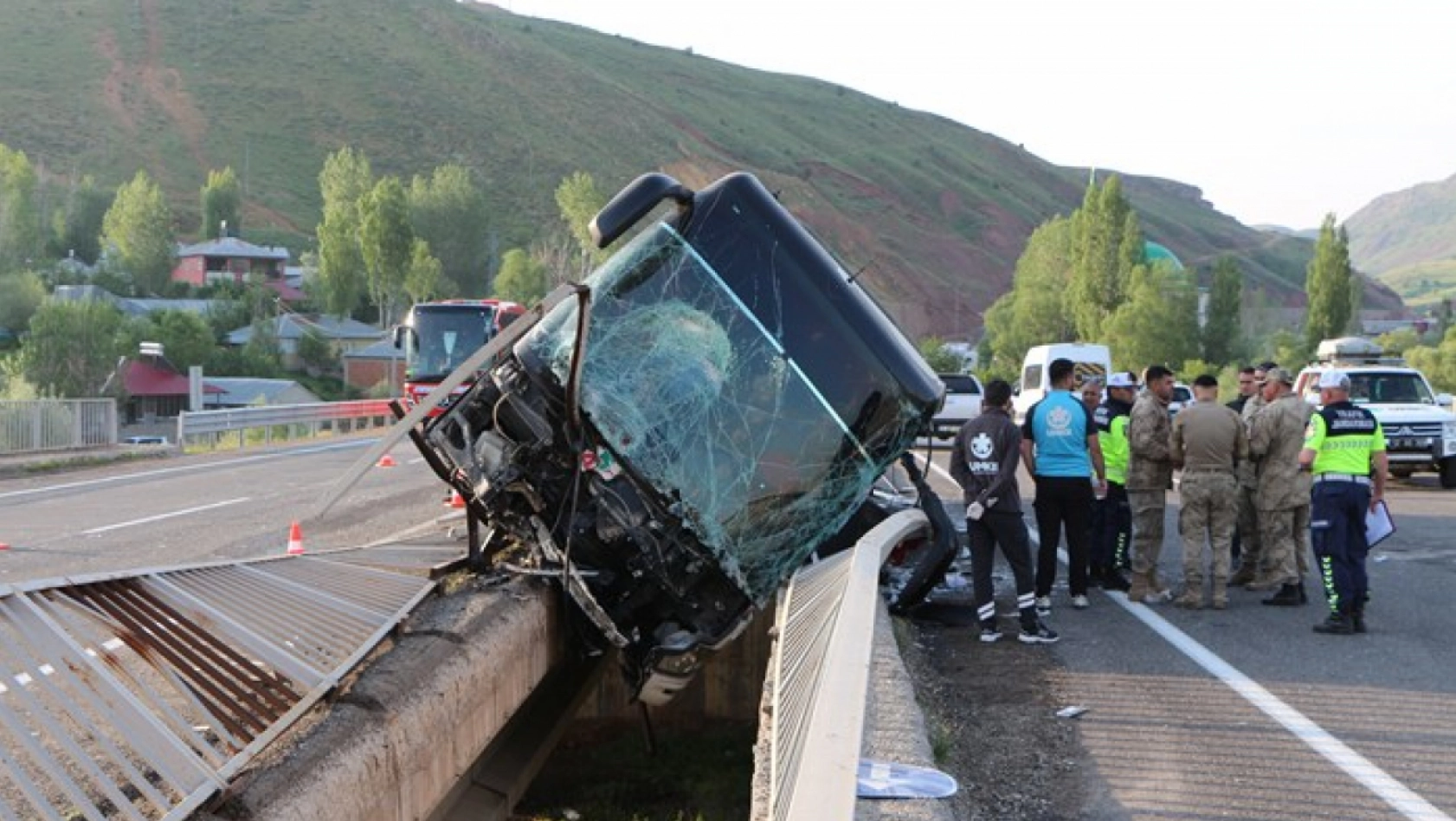 Bingöl'de devrilen yolcu otobüsündeki 3 kişi ağır yaralandı