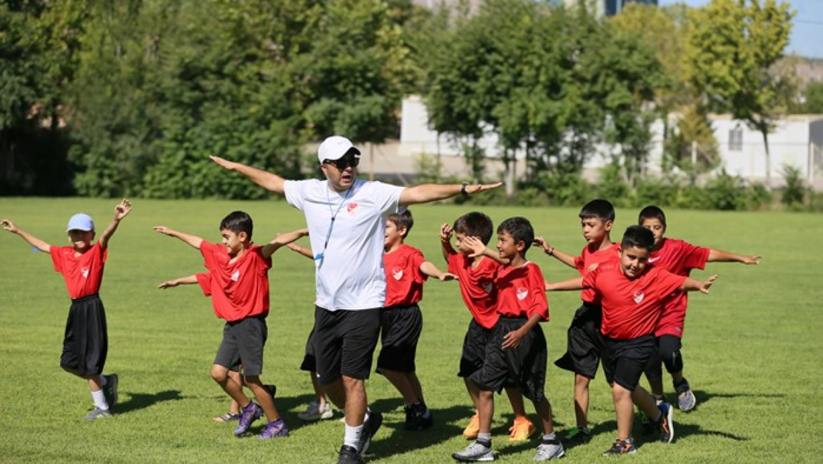Çocuklar TFF'nin Futbol Kursuyla Çim Sahaya Kavuştu