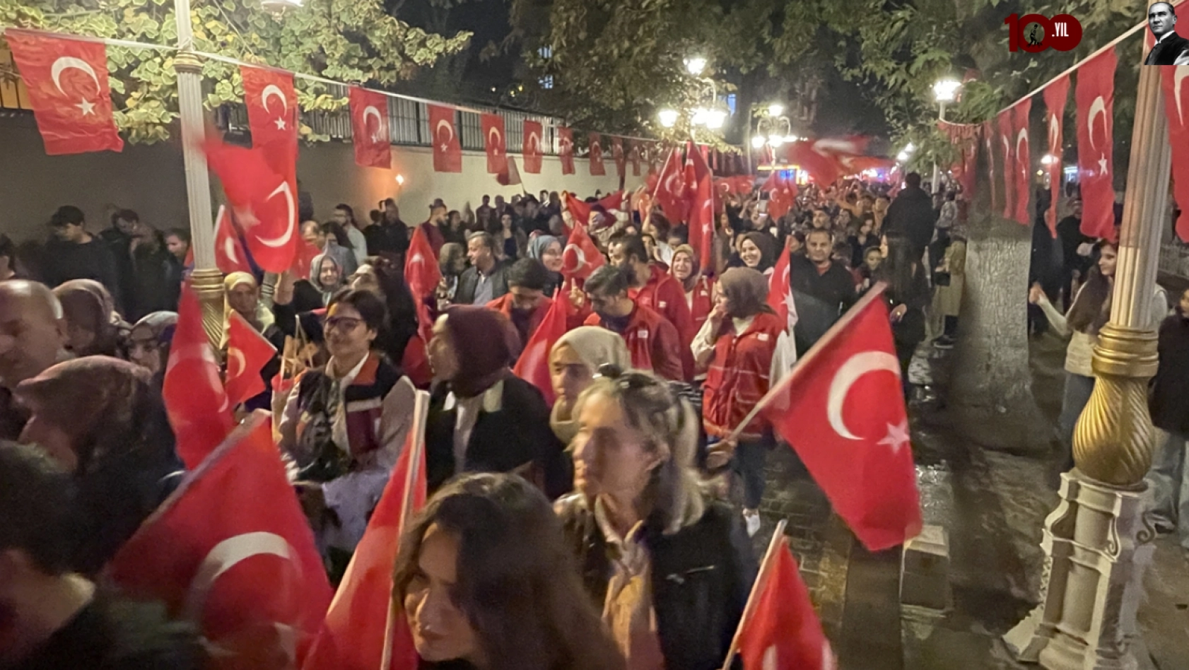 Cumhuriyet'in 100. yılı dolayısıyla fener alayı düzenlendi