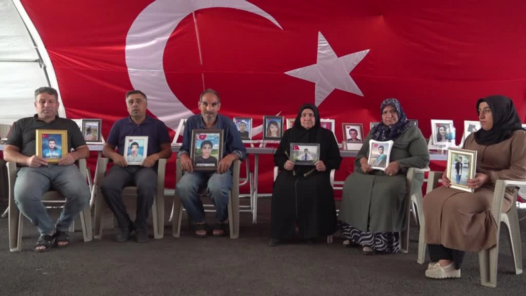 Diyarbakır anneleri kavurucu sıcakta da evlat nöbetinde