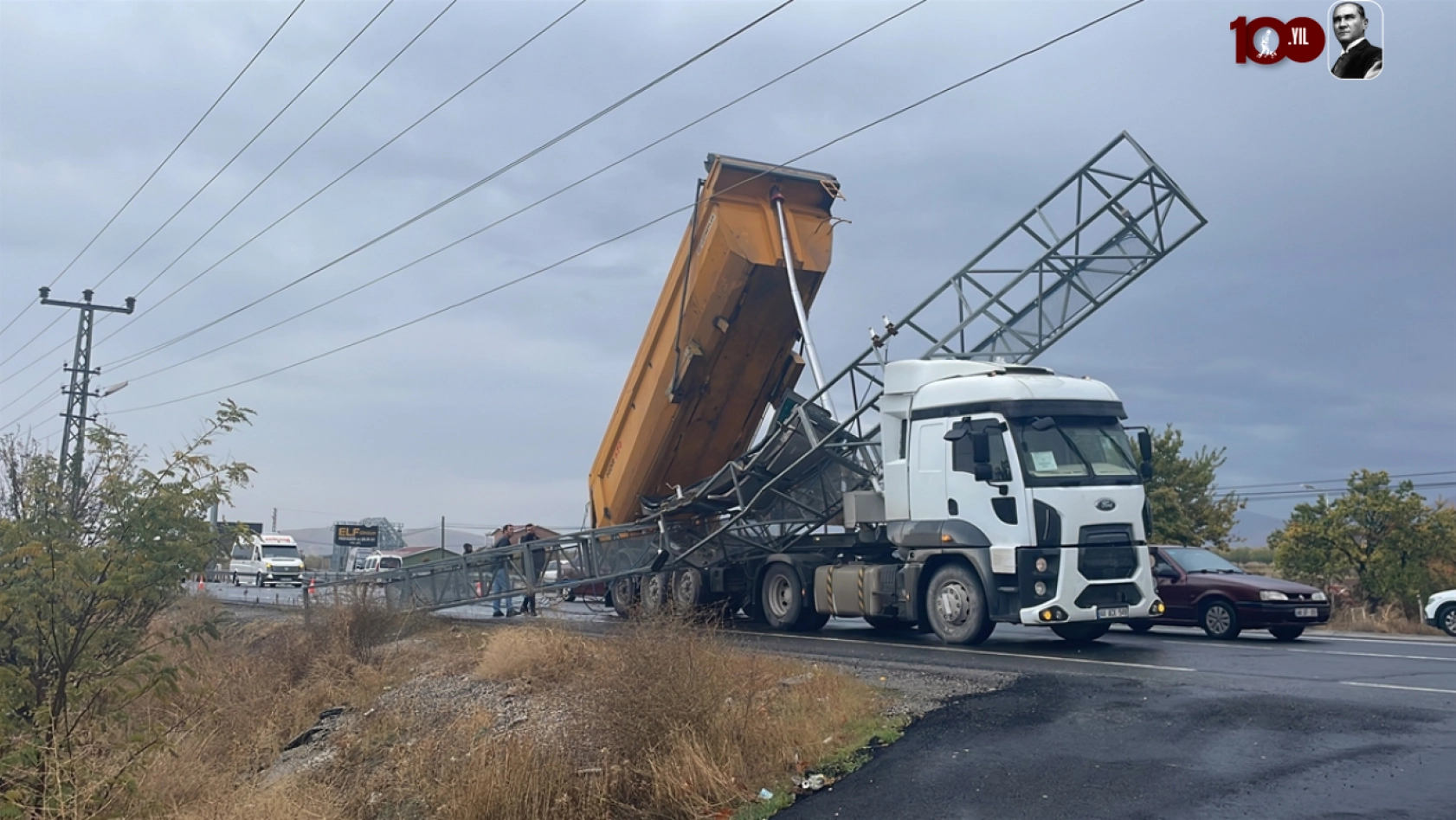 Dorsesi açık kalan kamyon trafik bilgilendirme panosunu yerinden söktü