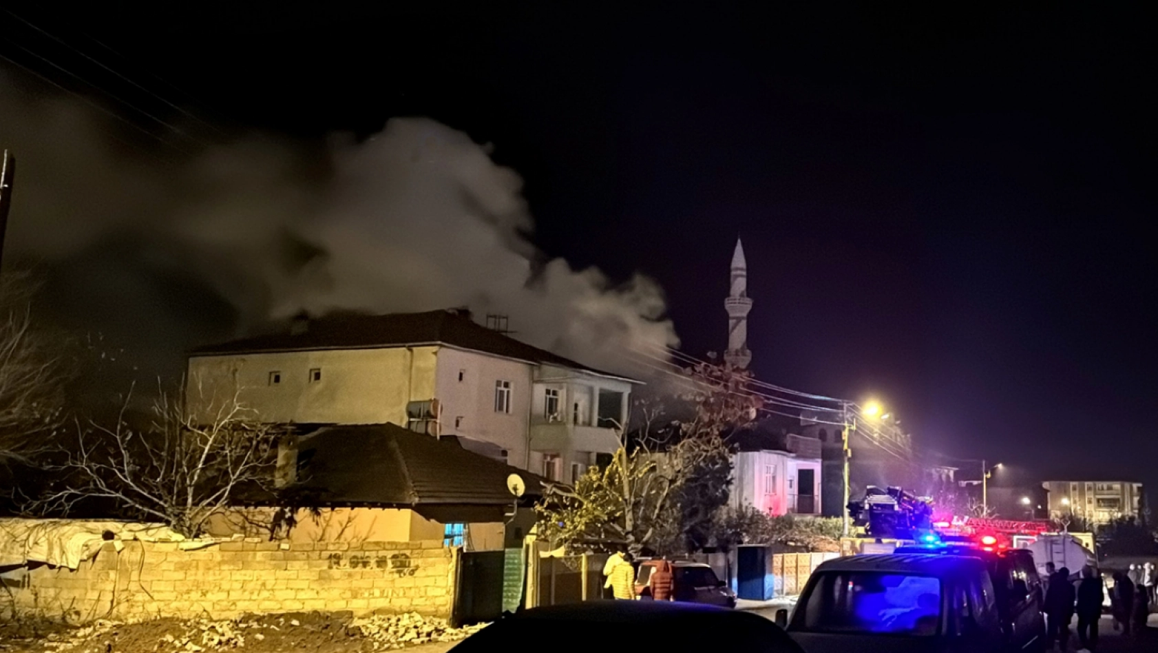 Elazığ'da bir binanın çatısında çıkan yangın söndürüldü