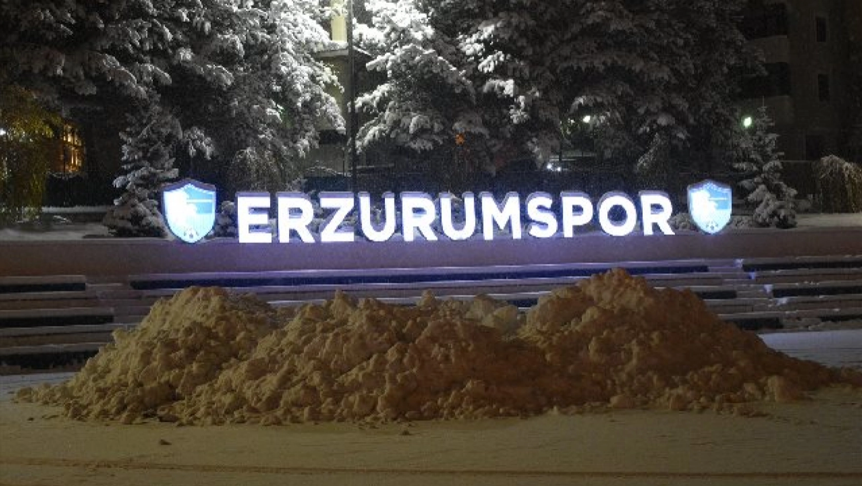 Erzurum'da kar yağışı etkisini sürdürüyor