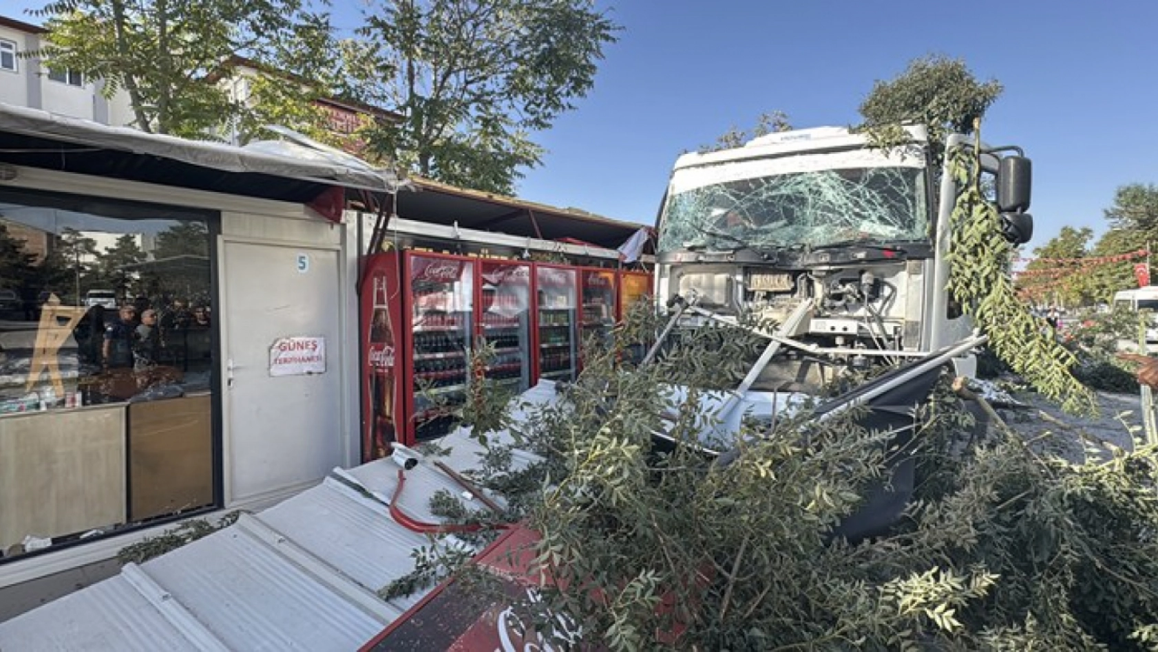 Fieni arızalanan kamyon 7 konteyner iş yerine çarptı