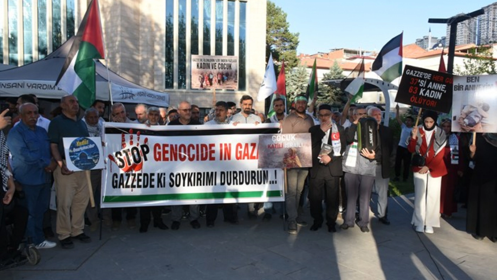 'Gazze İçin Küresel Öfke Günü' yürüyüşü düzenlendi