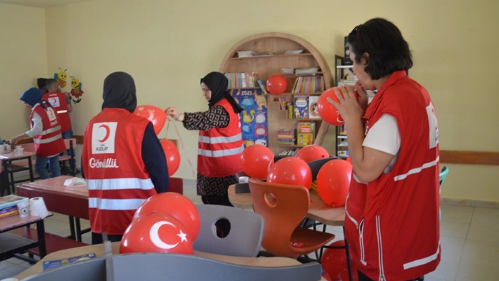 Gönüllüler Duvarları Boyadı, Sınıfları Rengarenk Yaptı