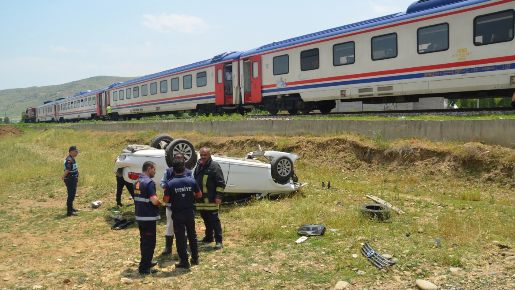 Hemzemin geçitte trenin çarptığı otomobilin sürücüsü yaralandı